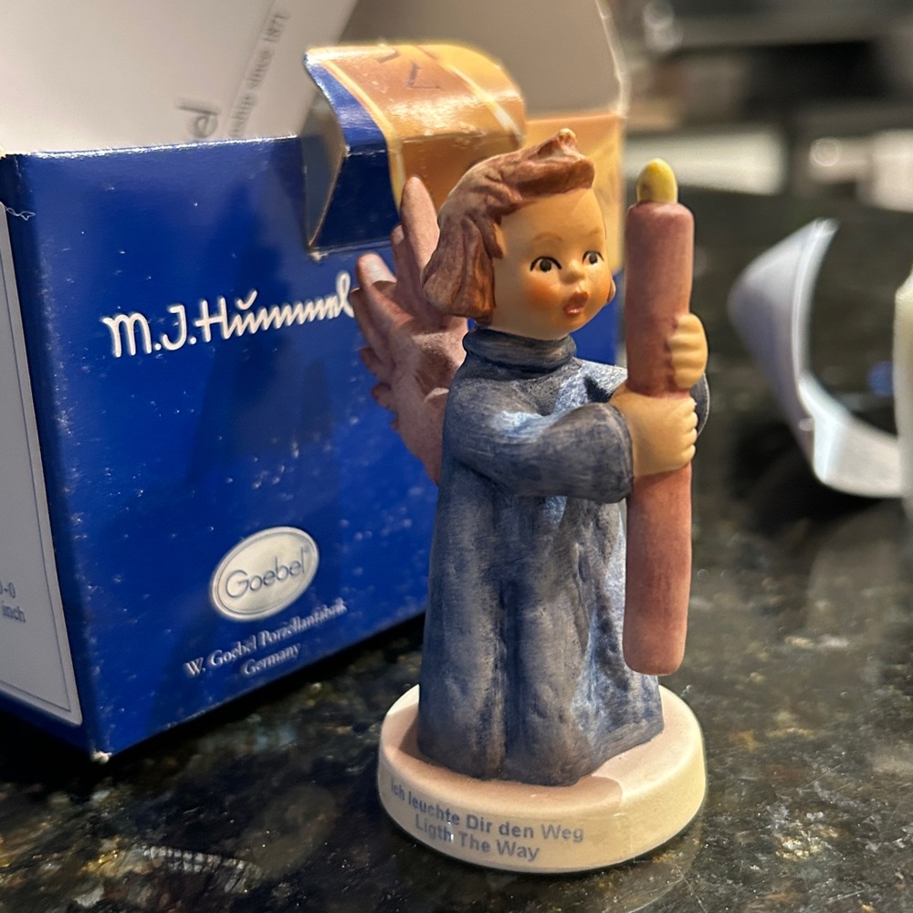 M.J. Hummel Angel “Light The Way” #1456 Hum 715/4/0 Millenium 2000 First Issue